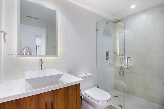 Building Photo - 888 Brickell Key Dr