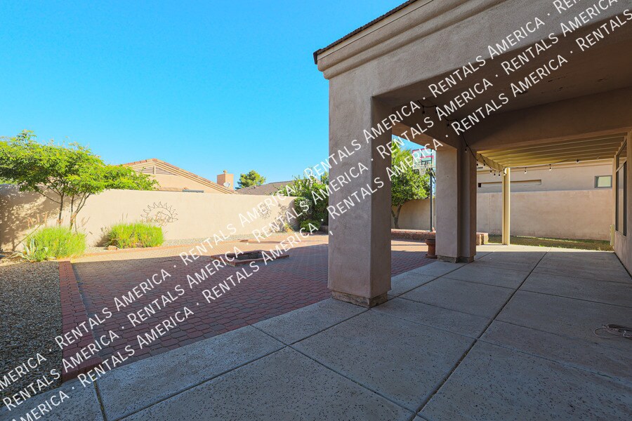 Building Photo - 2126 E Fawn Dr