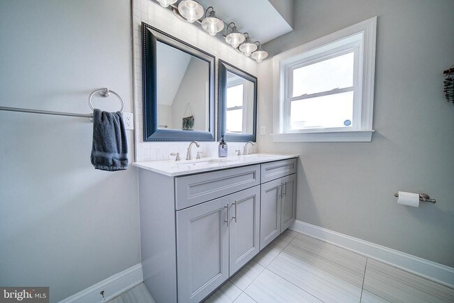 Building Photo - 1513 S Lambert St