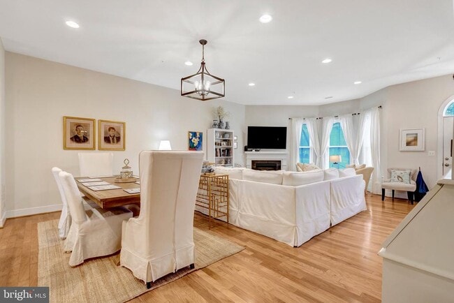 Building Photo - 711 McKenzie Ave