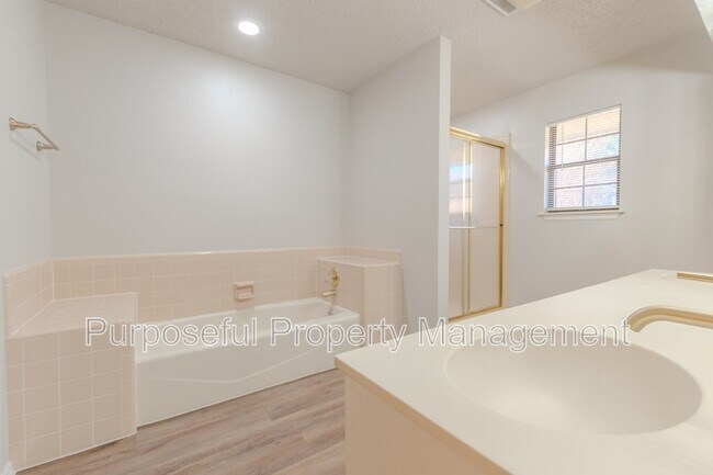 Building Photo - 1401 Harding Ave