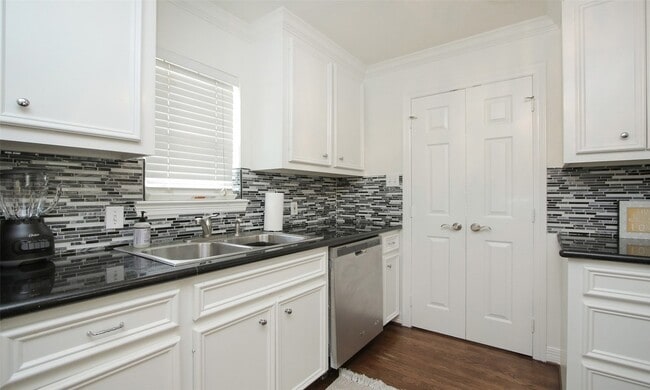 Building Photo - 4331 Marina St