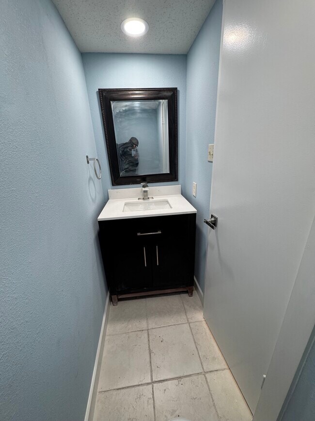 Building Photo - 3865 Suffolk Ln