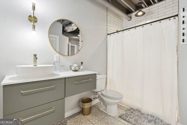 Building Photo - 8470 Lake Dr