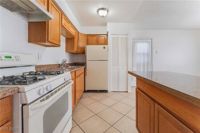 Building Photo - 1272 Lawry Ave