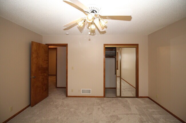 Building Photo - Huge 3 Bed 2.5 Bath home Overland Park