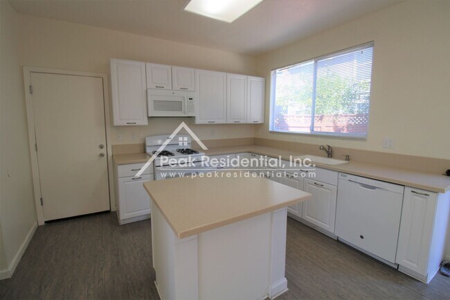 Building Photo - Very Nice 3bd/2.5ba Elk Grove House with 2 Car Garage!