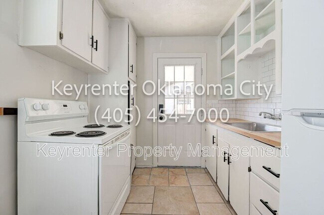 Building Photo - 4913 N Willow Ave