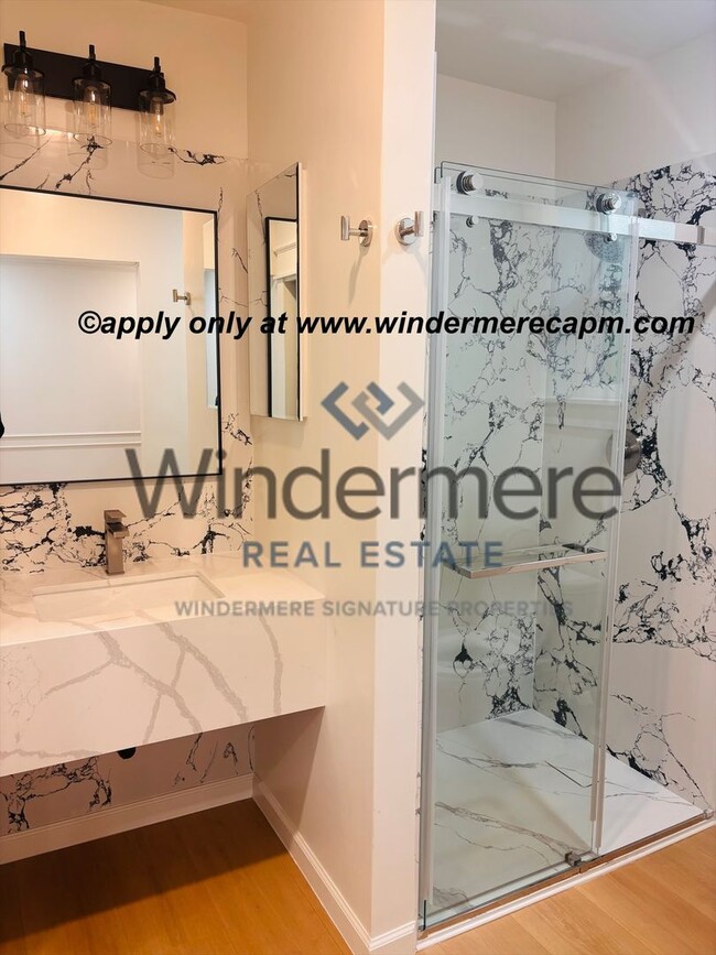 Building Photo - Beautifully Remodeled 2 Bed/2 Bath Duplex- in desirable location Downtown Sacramento!!