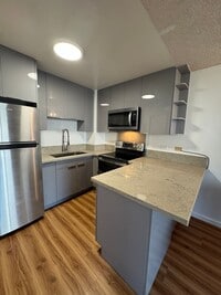 Building Photo - 2 Bed 2 Bath, 1 parking at Kapiolani Royal...