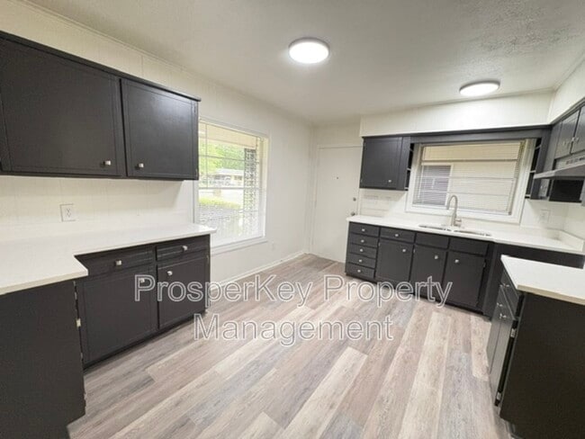 Building Photo - 2127 Wellborn Dr