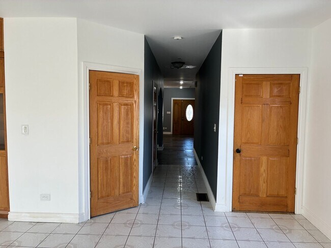 Building Photo - 5309 30th Pl