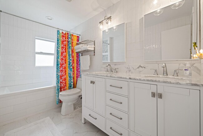 Building Photo - 425 10th Ave