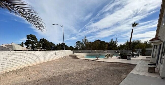 Building Photo - LARGE LOT ON CUL-DE-SAC - NO HOA