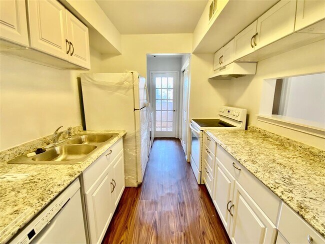 Building Photo - 10601 South Dr