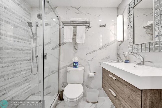 Building Photo - 3100 NE 48th St