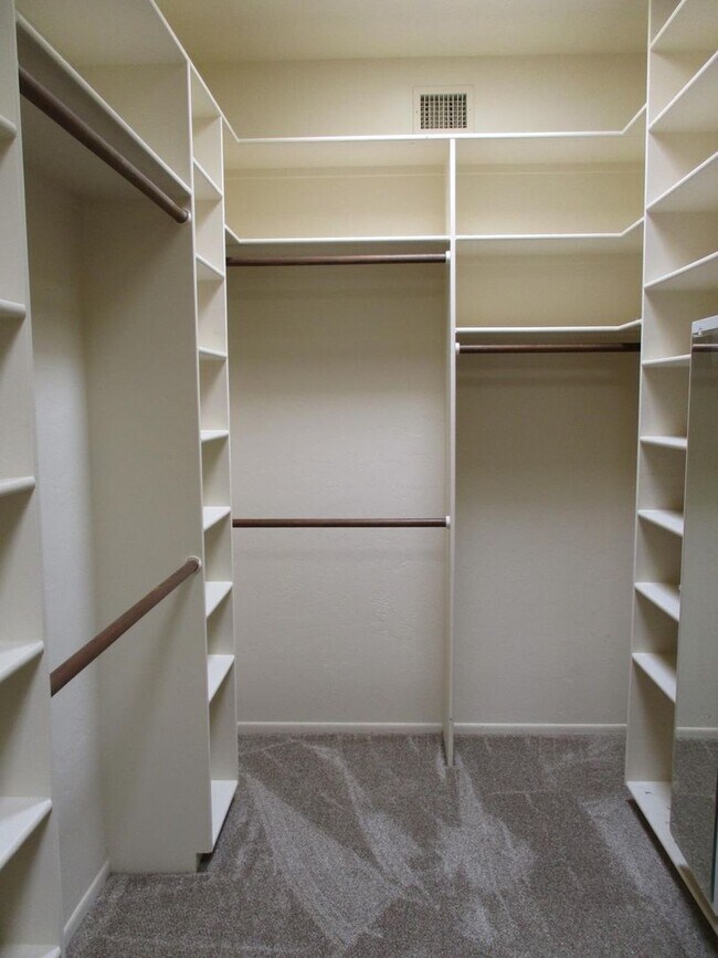 Building Photo - 4 bedroom 2.5 Bath