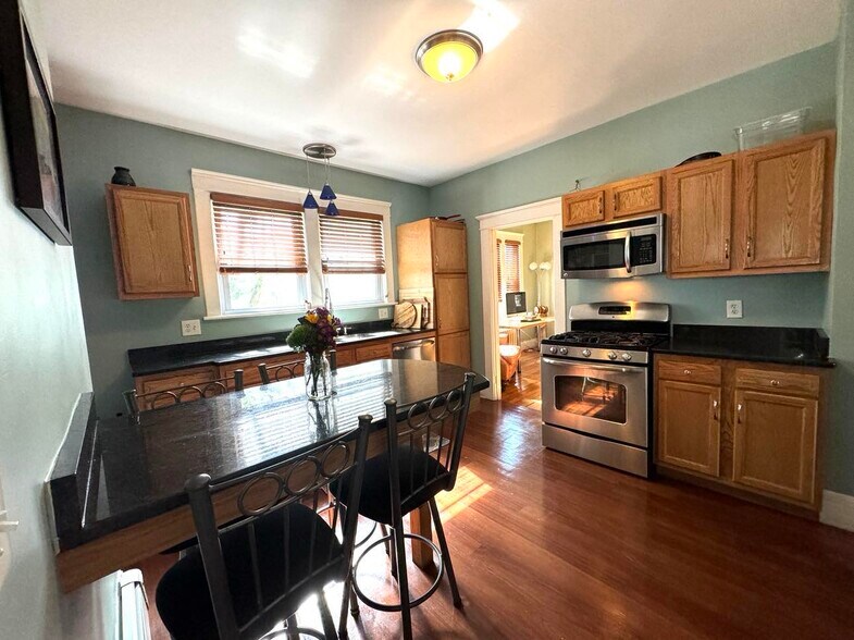 Building Photo - 5 8th Ave