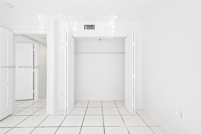 Building Photo - 2642 Collins Ave