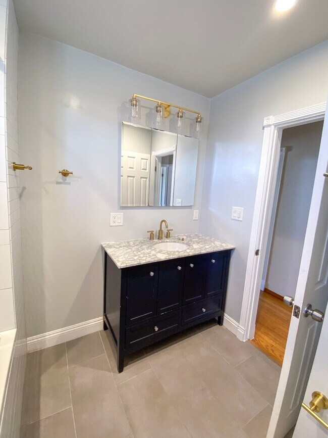 Building Photo - Spacious 3 Bed · 2 Bath Hillside Home — Mo...