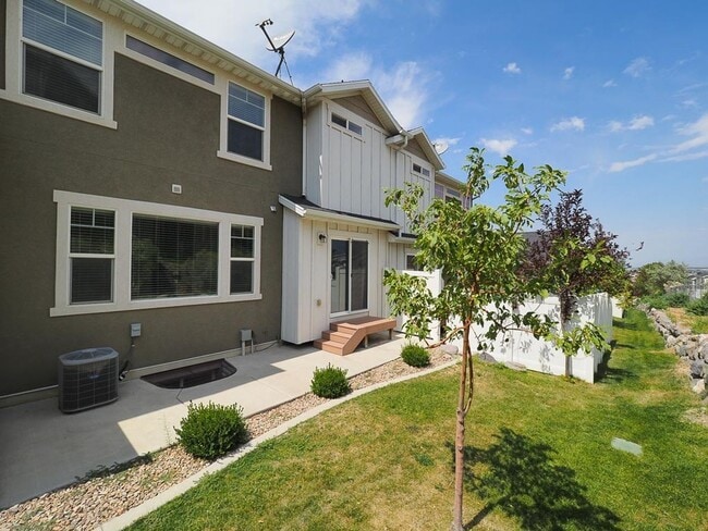 Building Photo - Draper Hillside Townhome