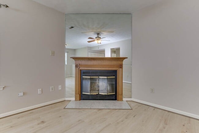 Building Photo - Updated 3-Bedroom Yorktown Townhouse with Private Yard and Community Amenities