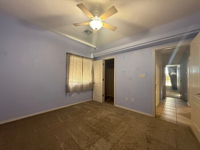 Building Photo - 917 Playa Azul St