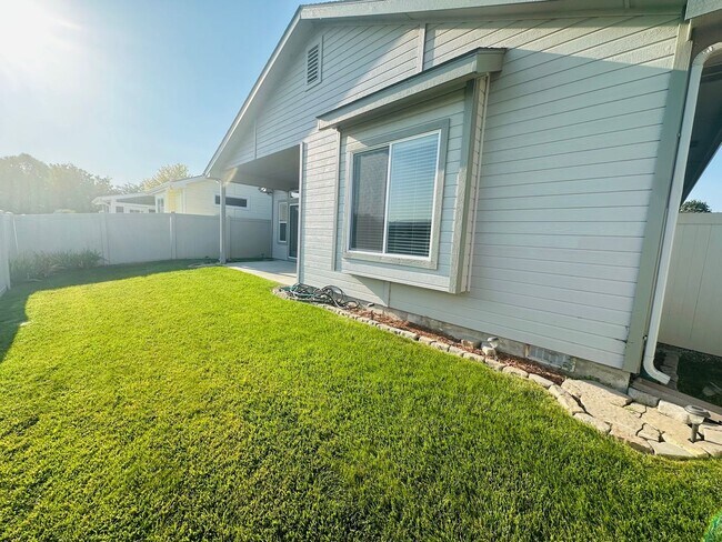 Building Photo - Exceptionally maintained Single level 3 bedroom home available soon!