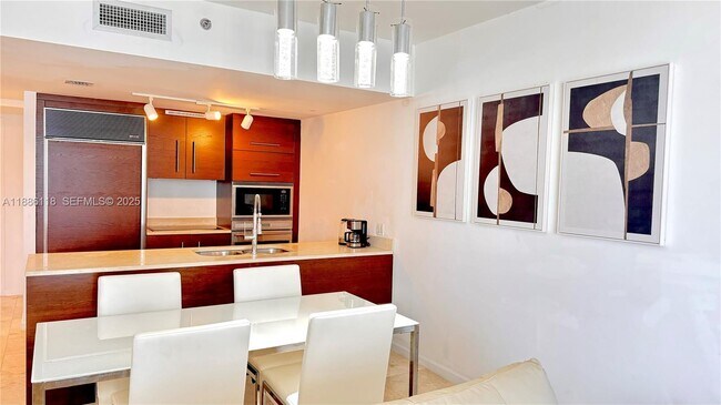 Building Photo - 475 Brickell Ave