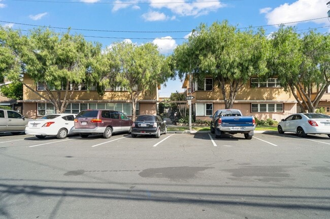 Building Photo - 2 Bed 1 Bath Updated Gated Condo Near Beac...