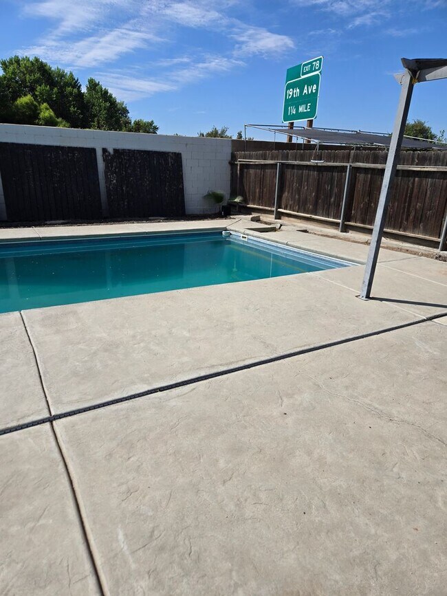 Building Photo - Four bedroom w/ Studio