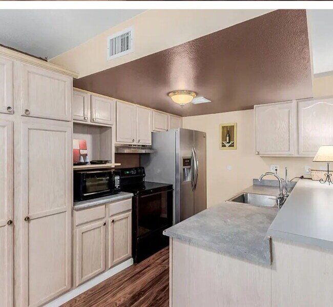 Building Photo - "Charming 2-Bedroom Oasis with 2 Full Baths in the Heart of Scottsdale!"