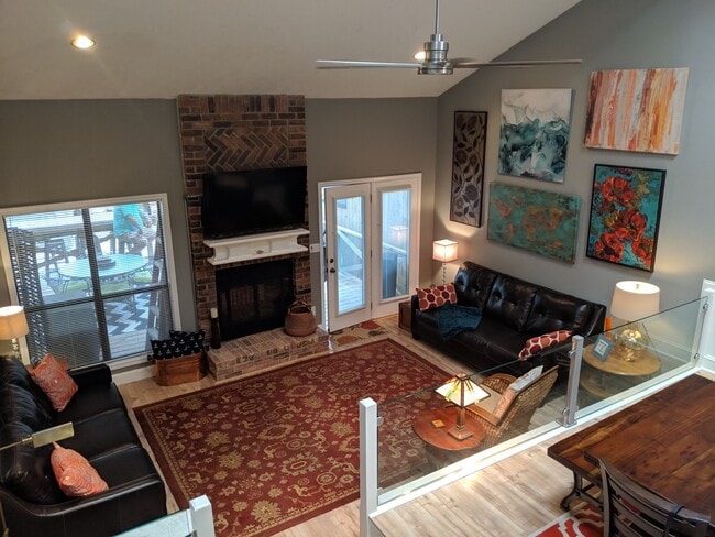 Building Photo - 3850 Knollcrest Dr