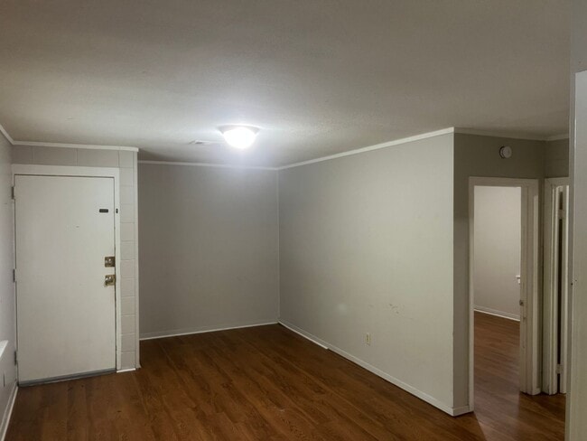 Building Photo - 2 Bed 1 Bath Duplex