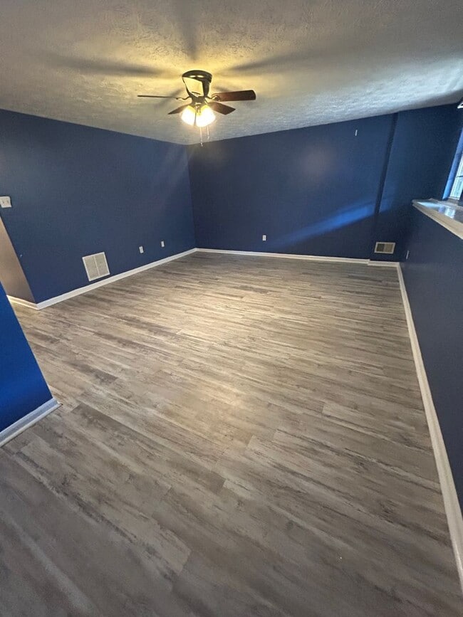 Building Photo - 3 Bedroom 1 1/2 bath townhome in Newark/Bear area