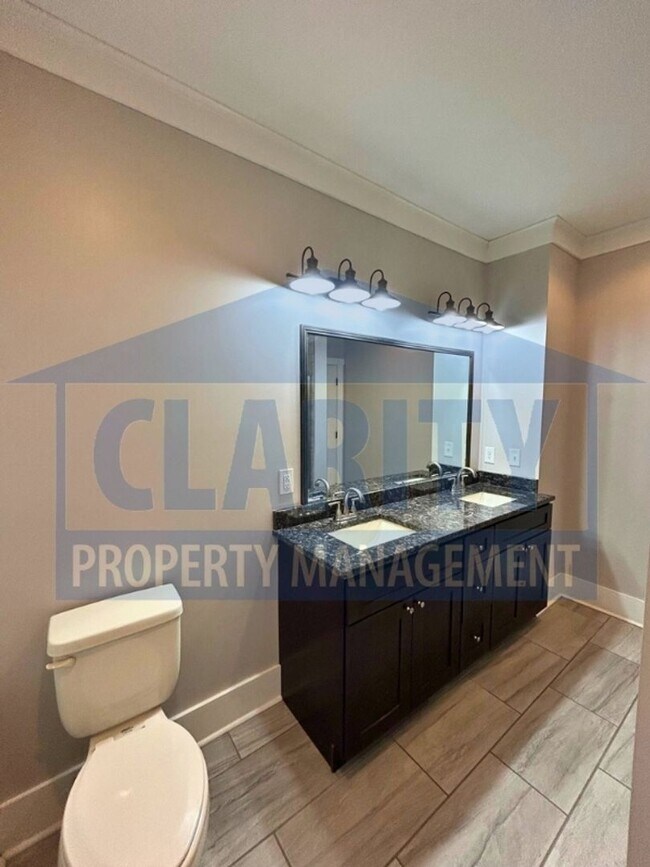 Building Photo - Modern townhome w/ master-on-main!