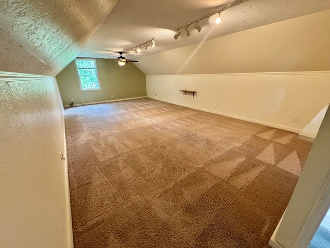 Building Photo - Gorgeous 3 Bedroom South Highland Home wit...