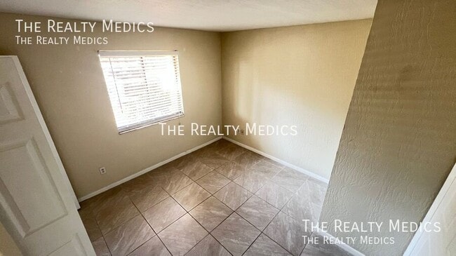 Building Photo - 2130 Forest Knoll Dr NE