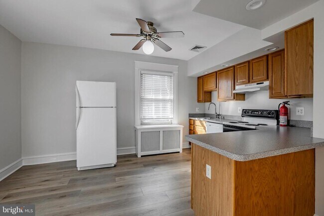 Building Photo - 1210 W Darby Rd