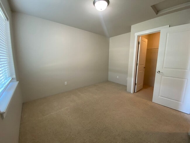 Building Photo - Rare Liberty Lake Townhome in Rocky Hill – 3 Bed, 2.5 Bath End Unit Available July 15th