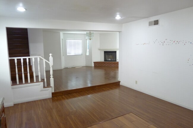 Building Photo - 2052 E Loraine St