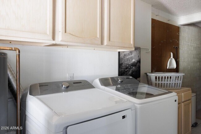 Building Photo - 3011 S Country Club Way