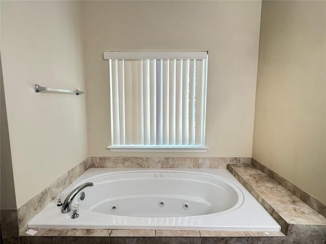 Building Photo - 5736 Lakeside Dr