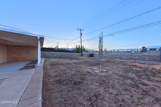 Building Photo - 4909 Winthrop Dr