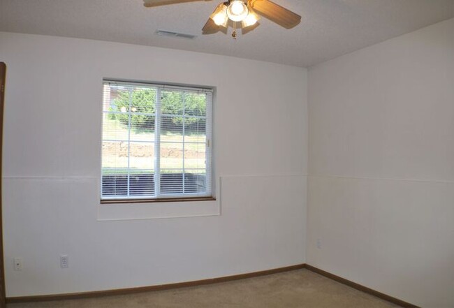 Building Photo - $1,125 | 2 Bedroom, 1 Bathroom 2nd Floor C...