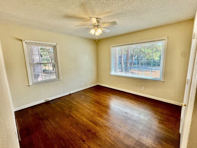Building Photo - 1005 Kalmia St