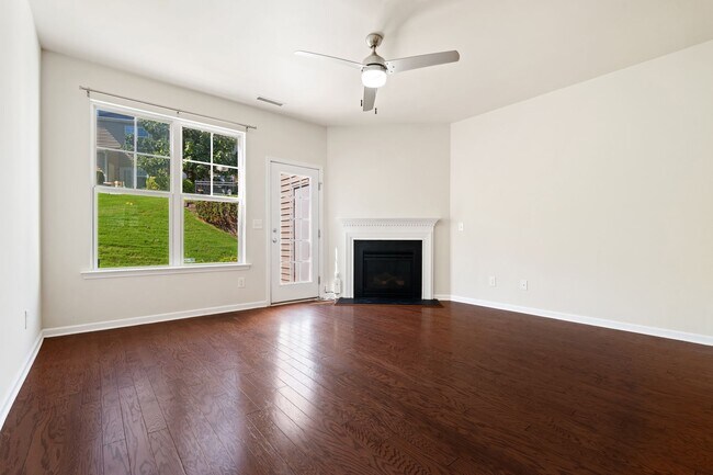 Building Photo - 2be / 2.5ba Townhome Near Hope Valley Farms!