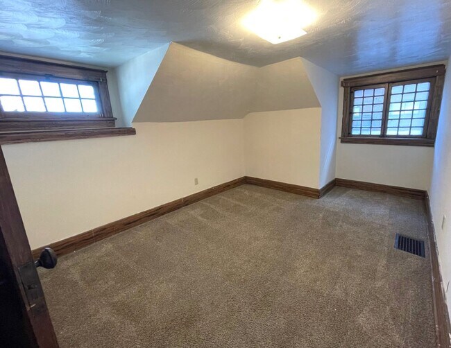 Building Photo - 2 Bedroom Top Level Apartment - ALL UTILIT...