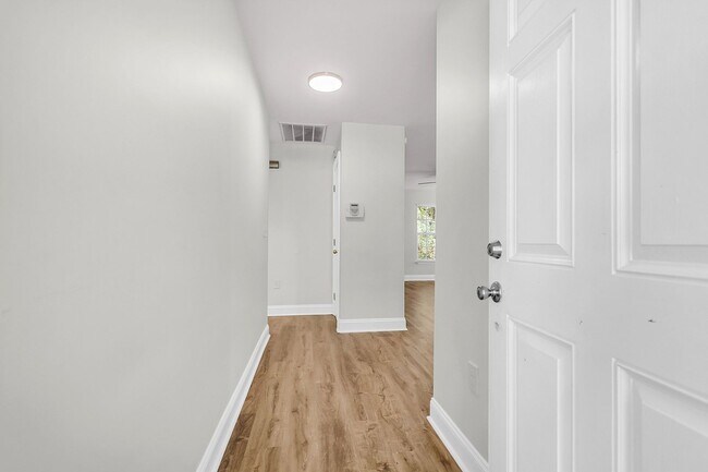 Building Photo - Beautiful 3/2 located in Central Mount Pleasant!