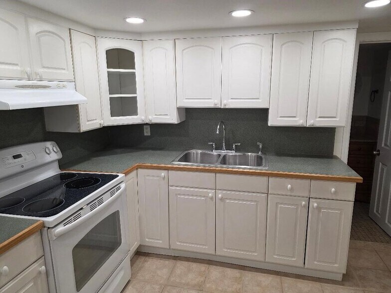 Building Photo - 9 Charles St